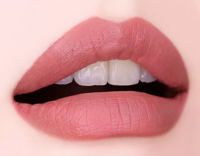 雅诗兰黛口红对比ysl,雅诗兰黛气场全开的口红