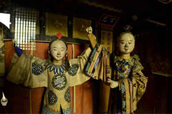 在阁子里还原精彩的舞台场面——平遥“纱阁戏人”