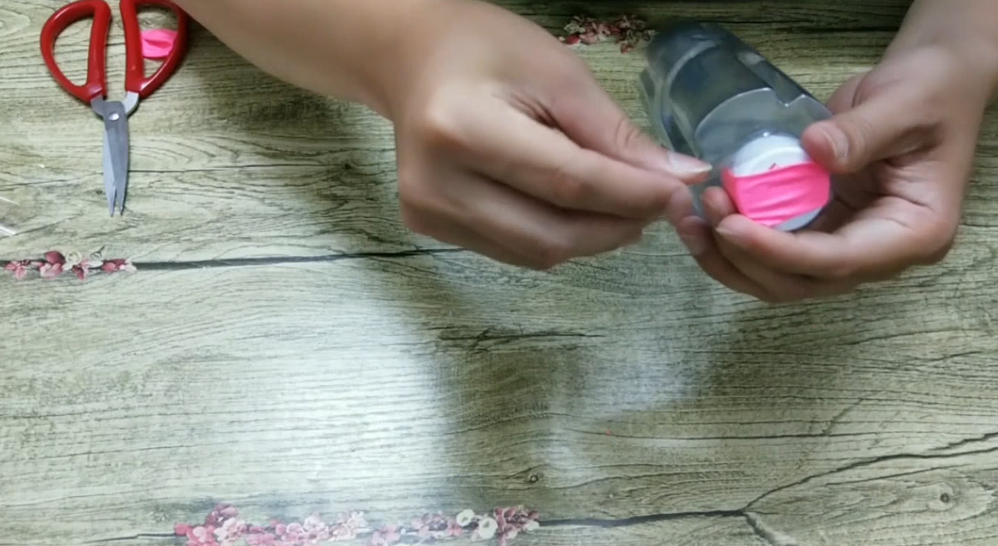 塑料瓶上打两个洞,马上变成打气筒,吹气球省力又省时,简单易学