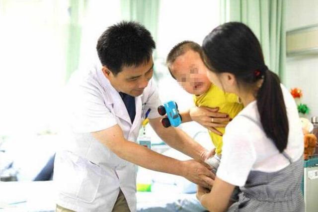 男婴摔梯摔死,男童被扶梯摔下去