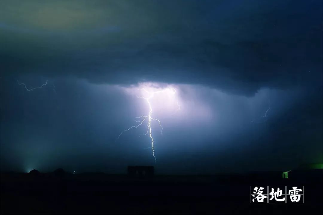 雷雨天能不能看电视,雷雨天可以看电视么