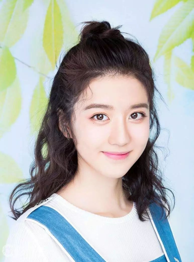 只要两步就能学会的扎发,今夏中性发型女生怎么扎