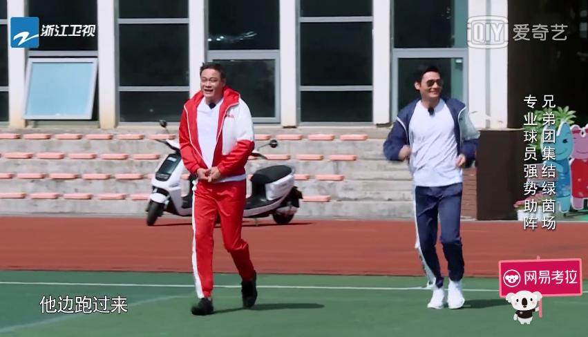 邓超被拦住的时候,邓超跟陈赫被围堵