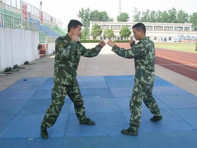 散打过肩摔法视频教程,散打中的侧绊摔怎么摔