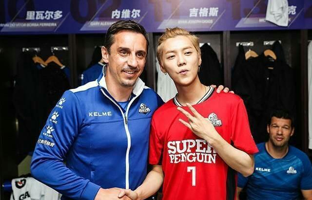 鹿晗跟足球明星合影,鹿晗篮球场偶遇