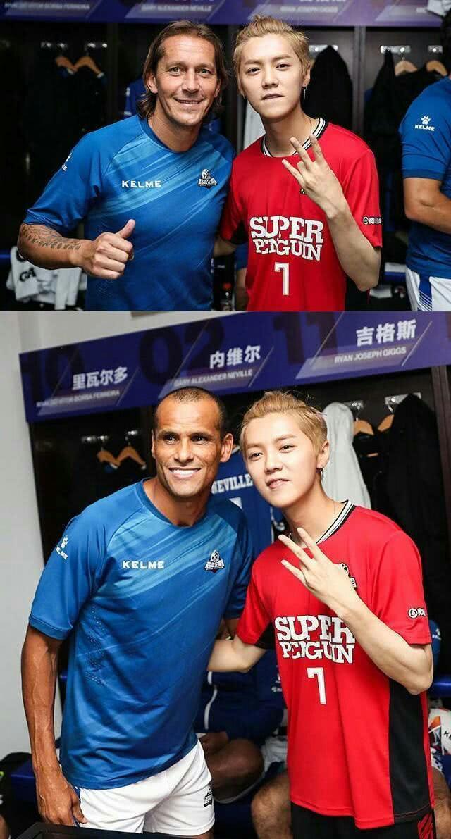 鹿晗跟足球明星合影,鹿晗篮球场偶遇