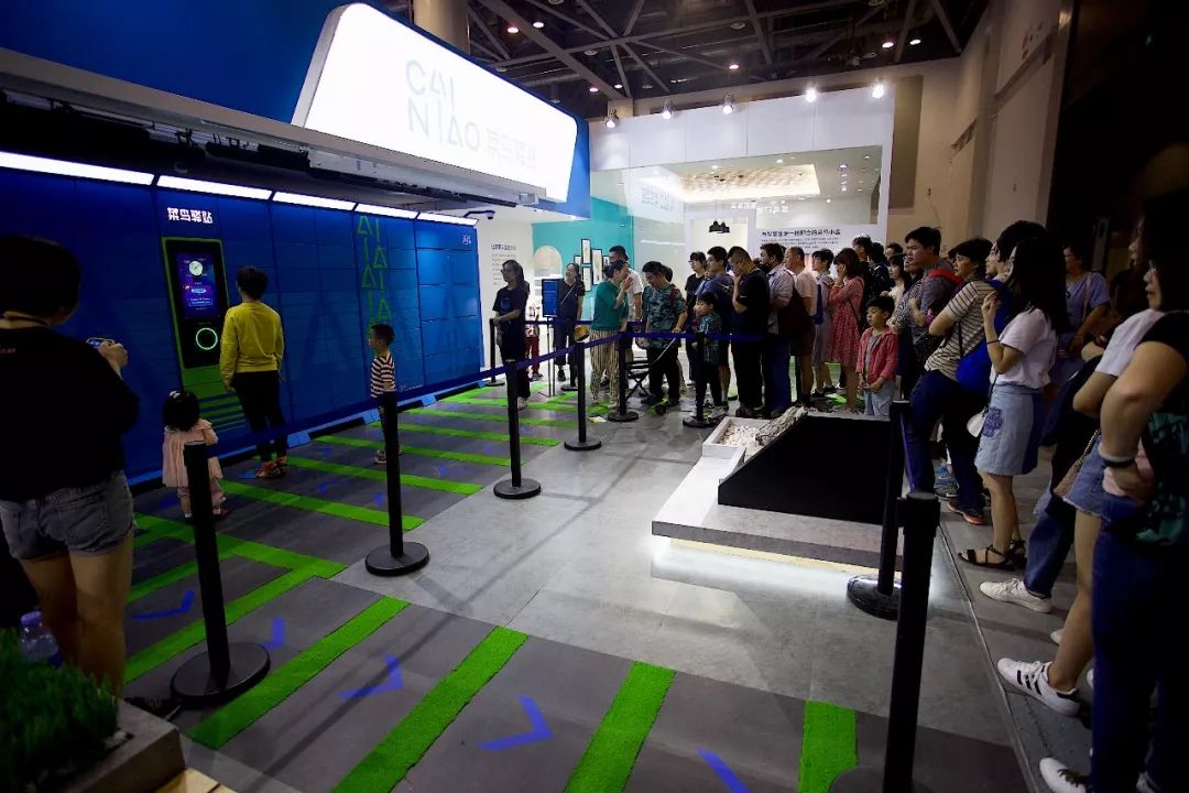 杭州人对未来的好奇心彻底爆发！10多万人在江边“看到了未来”！