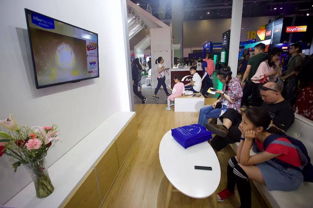 杭州人对未来的好奇心彻底爆发！10多万人在江边“看到了未来”！