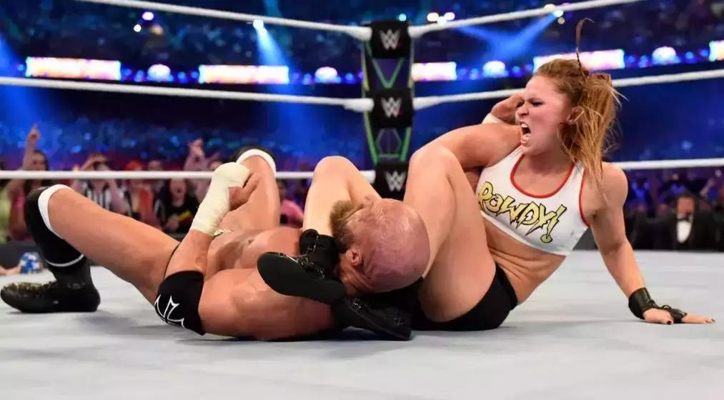 wwe罗曼名场面,wwe罗曼雷恩斯的防弹衣