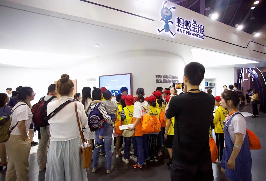 杭州人对未来的好奇心彻底爆发！10多万人在钱塘江边“看到未来”