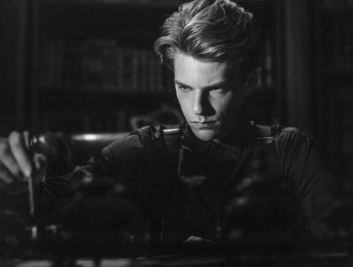 《暮光巴黎》百度云网盘资源BD「中英双字」完整版版在线观看