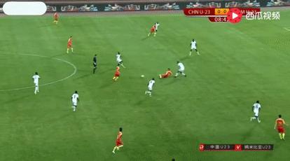 21岁国脚新星实在太拼：冒着受伤的危险救球，这样国脚怎能不爱