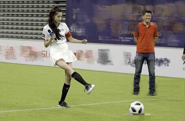 关晓彤踢足球的时候穿白裙,关晓彤踩足球照