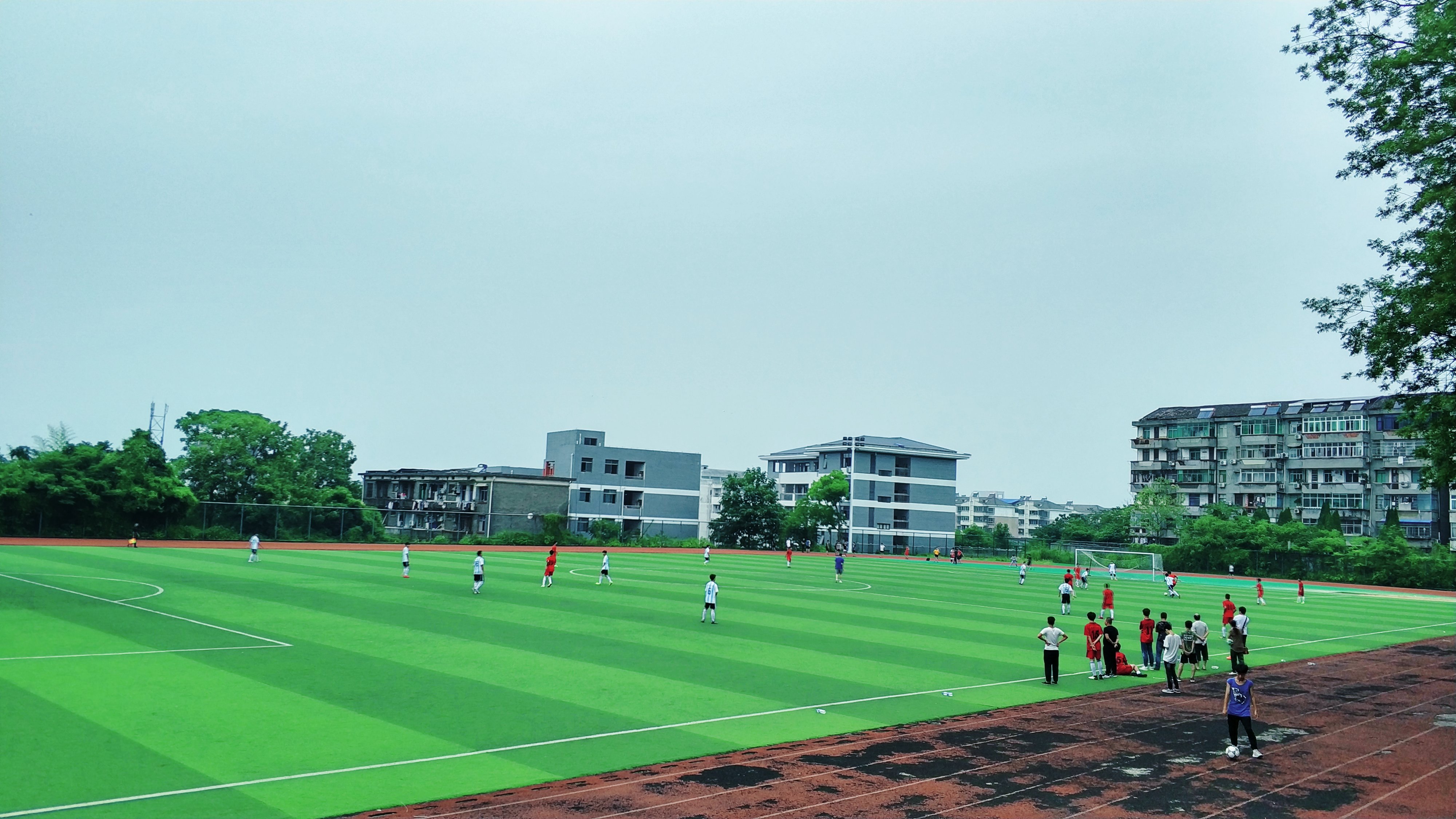 马上就要高考了，去抚州市第一中学看他们踢一场校际足球赛