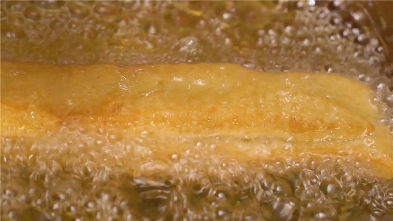 油条最简单炸出来还好吃,教你做放心油条不用任何添加剂