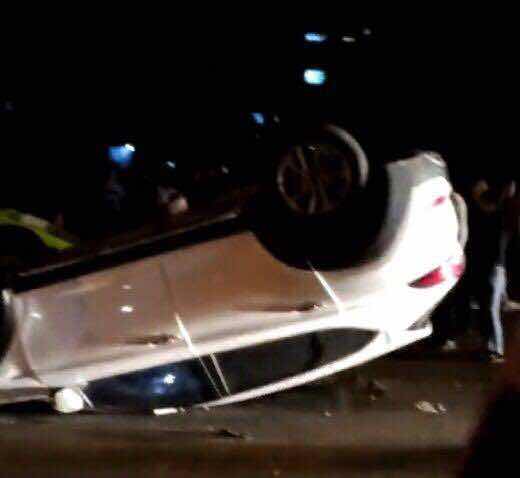 「辽宁老铁把车开的扣在路面」路灯杆都撞歪了