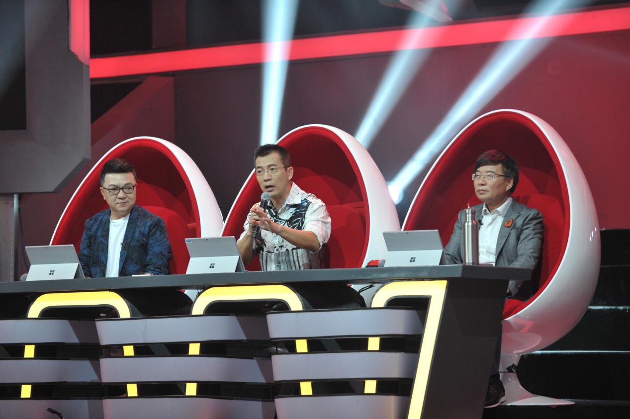 明星也是真球迷《足球解说大会》引来偶像男团成员肖顺尧