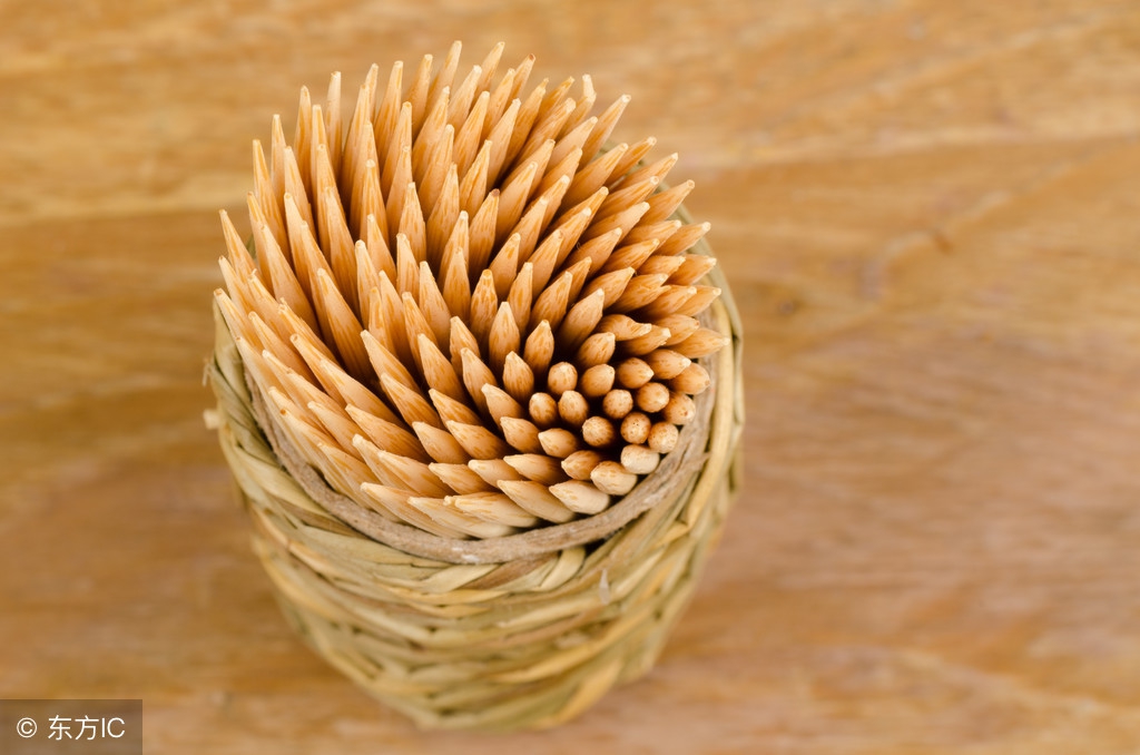 牙齿吃饭吃菜都塞牙怎么回事,种植牙后吃饭总是塞牙什么原因