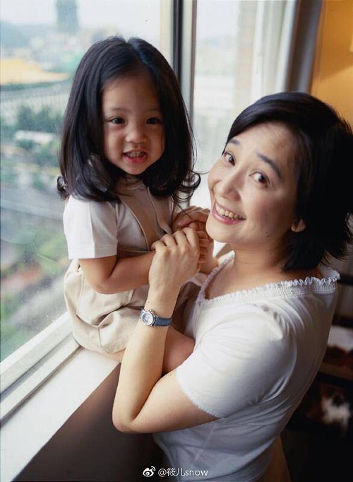 欧阳娜娜童年私照曝光,简直水蜜桃精转世,全身名牌这鞋太讲究了