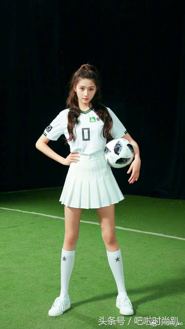 女明星变身足球宝贝,杨幂变身足球宝贝