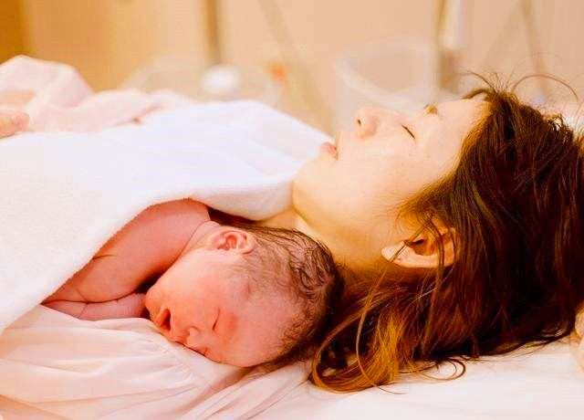 秋瓷炫生孩子出现的状况,秋瓷炫产后首次出现