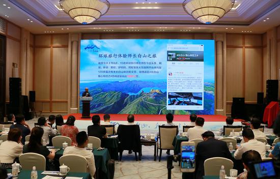 长白山天池和西湖,美丽而令人向往的长白山天池