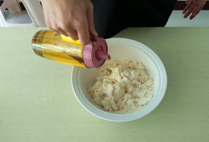 1碗面粉1个鸡蛋教你制作空心油条,1碗面粉2个鸡蛋教你做香甜酥脆