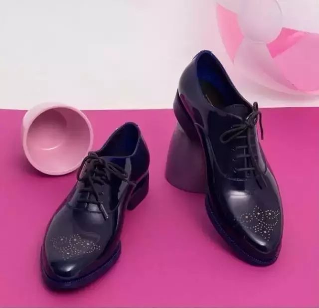 穿上雨鞋,下雨天穿雨鞋防水又好看时尚