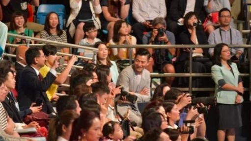 57岁刘德华和52岁爱妻现身女儿毕业礼，气质不输鲜肉小花