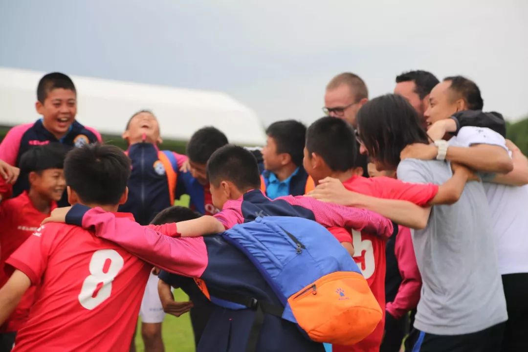 国外唱中国国歌激动到流泪,异国他乡唱国歌催泪视频