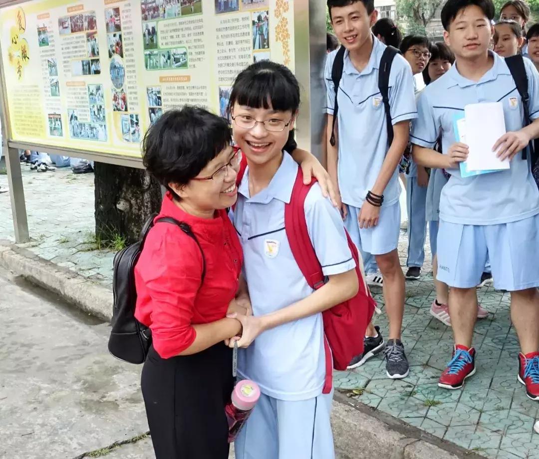 高考汕头几个考场,高考第一天学校门口人山人海