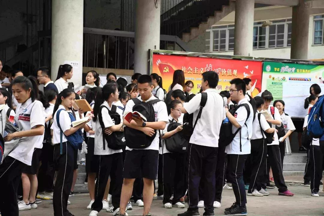 高考汕头几个考场,高考第一天学校门口人山人海