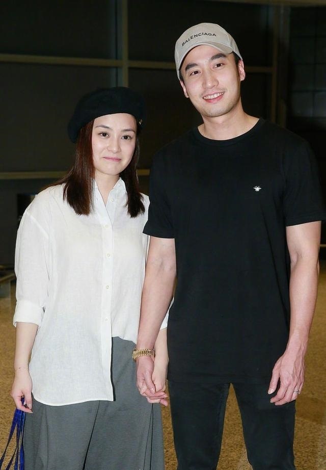 阿娇蜜月后甜晒大钻戒,阿娇钻戒和张馨予钻戒