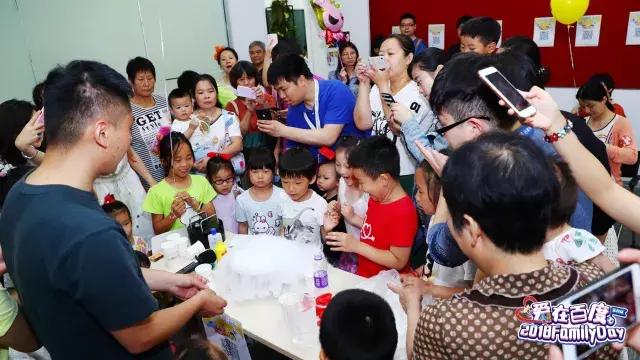 百度世界杯活动,世界杯开幕人群组成球员踢球