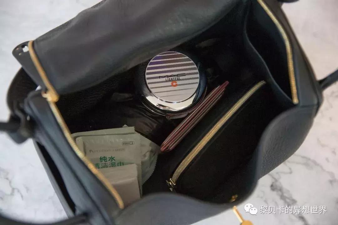 她们买了不少包，但天天背的还是这几个