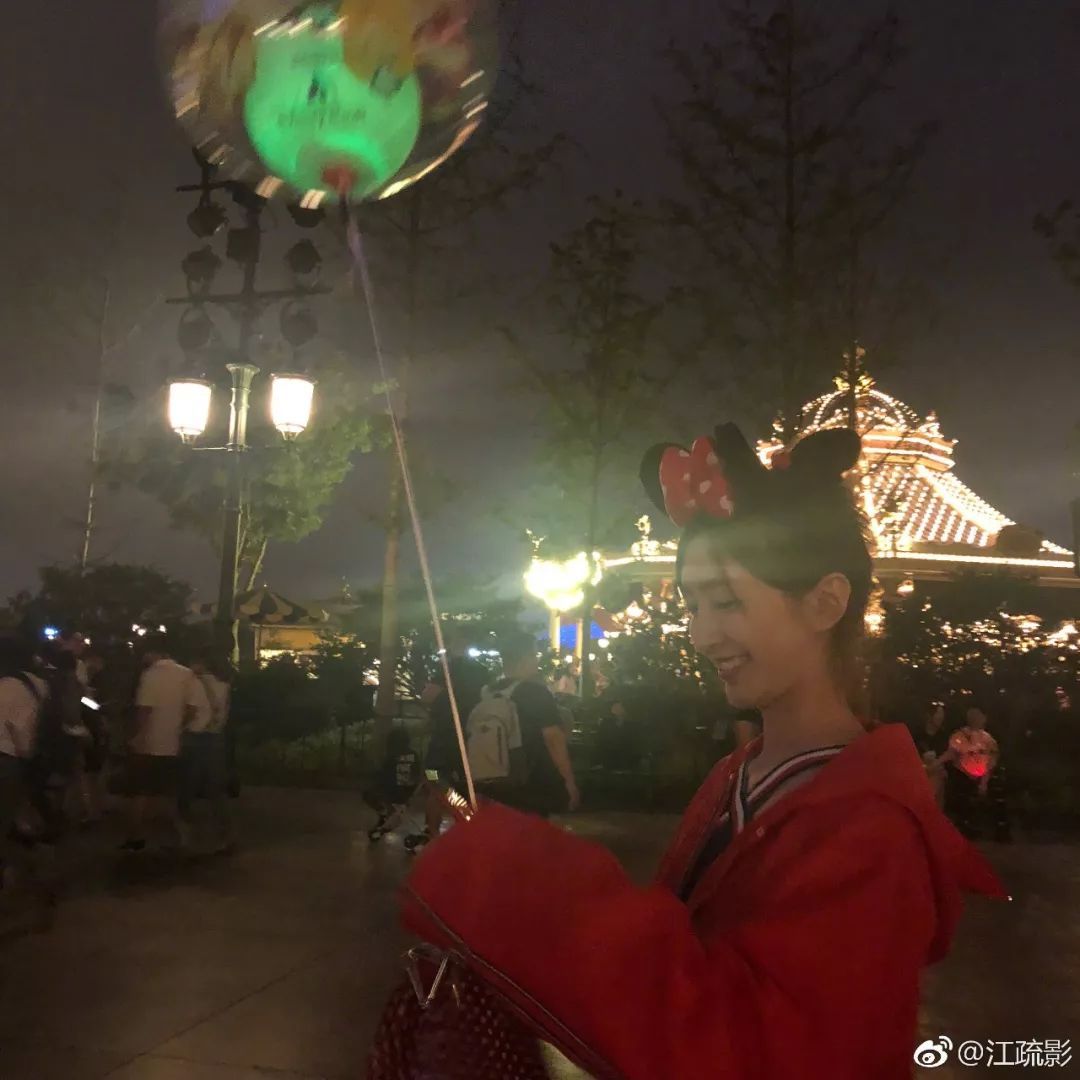 江疏影迪丽热巴穿着,热巴去海滩游泳图片