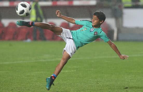 C罗大儿子前方高能天赋异禀！倒钩不在话下球迷：这小子有腹肌