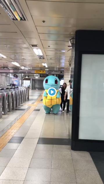 国民队长JR穿着杰尼龟玩偶服去认证粉丝的礼物,真的是超级暖心!