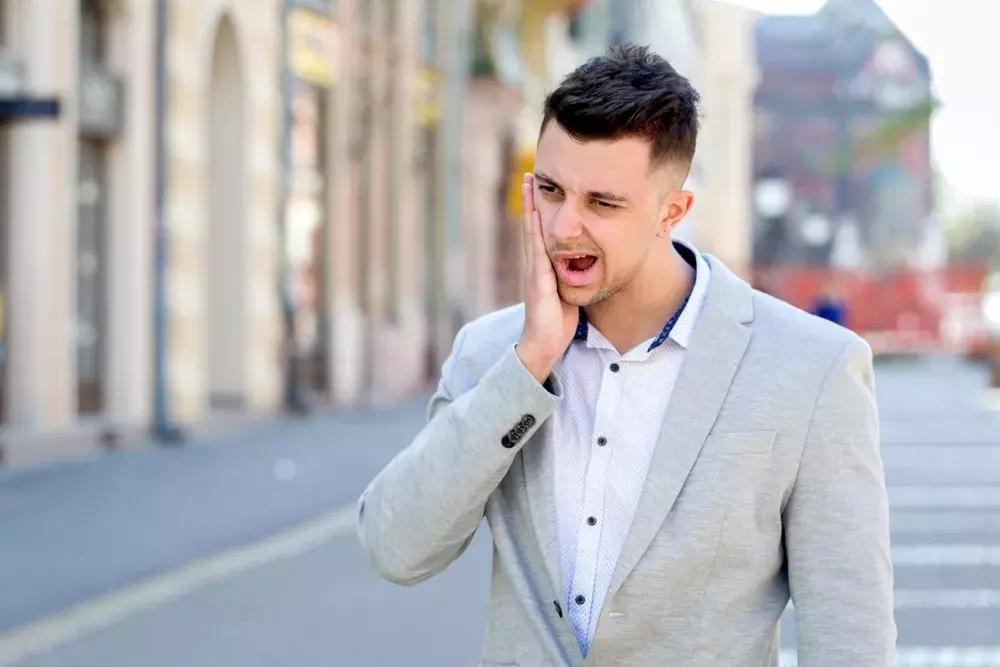 好好的牙齿突然劈裂了怎么办,好好的牙齿突然痛什么原因