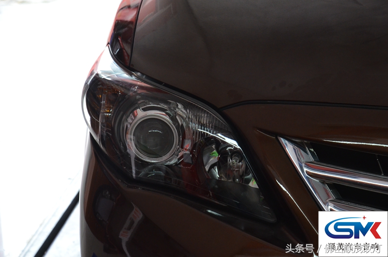 卡罗拉车主换了LED灯，对着墙看很开心，结果到了晚上就哭了