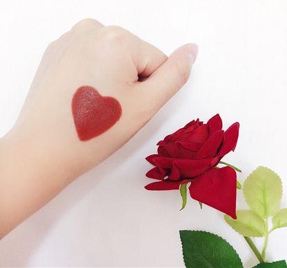 每个女人都缺少一支口红,每个女人的包包里都缺一支口红