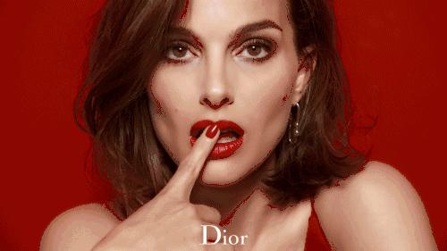 每个女人都缺少一支口红,每个女人的包包里都缺一支口红