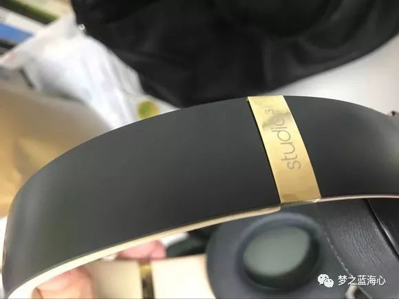 托人从香港带回来的beatsstudio3wireless录音师三代蓝牙怎么看起来有点怪？