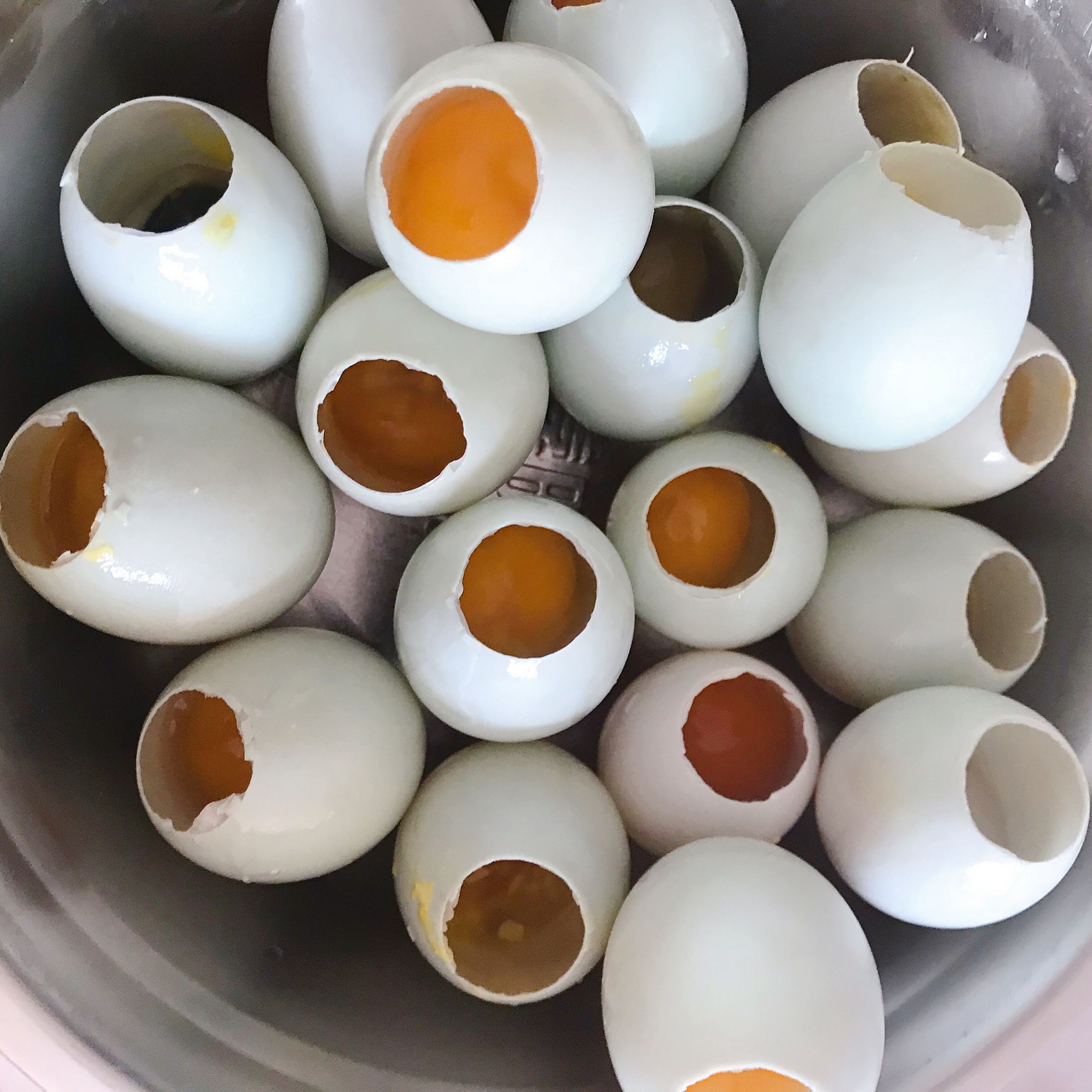 俺娘想吃咸粽子，粽皮还没买怎么办，教你两种开蛋壳方法做替代品