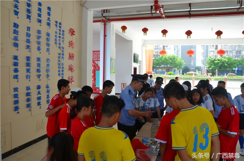 桂林：玩转足球七星区大手拉小手参与禁毒