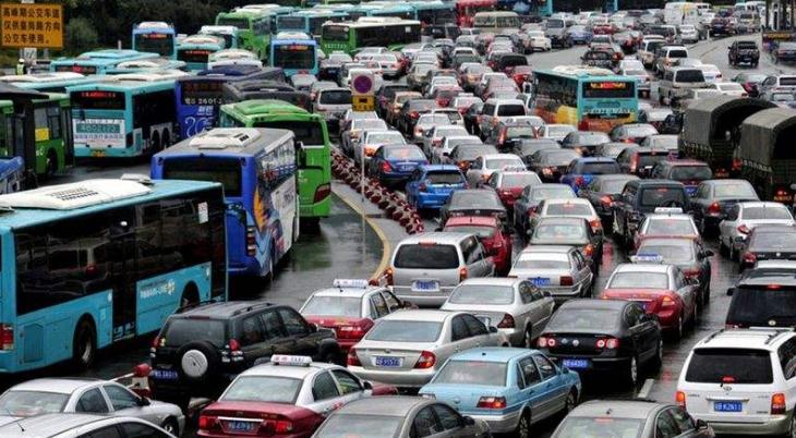 红绿灯路口堵车说明哪里出了问题,没有红绿灯为什么会堵车