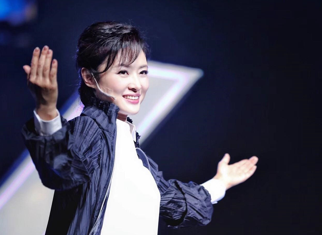 周涛台前幕后秒变脸,周涛跨界话剧演员