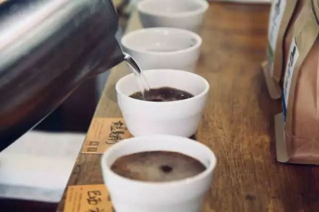 喝咖啡玻璃杯还是陶瓷杯,喝咖啡用陶瓷杯还是玻璃杯