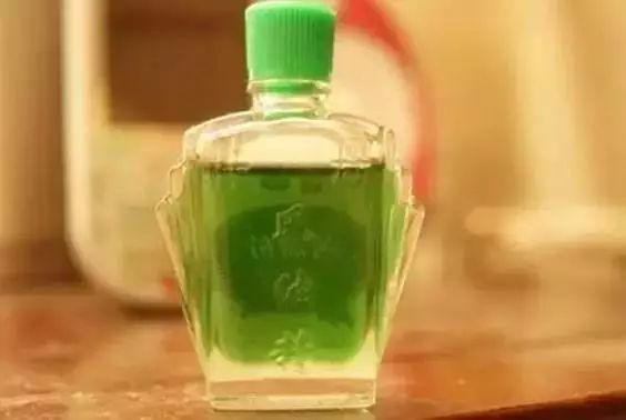 男人睡前肚脐抹风油精有什么功效,女性睡前风油精滴肚脐眼能祛湿气