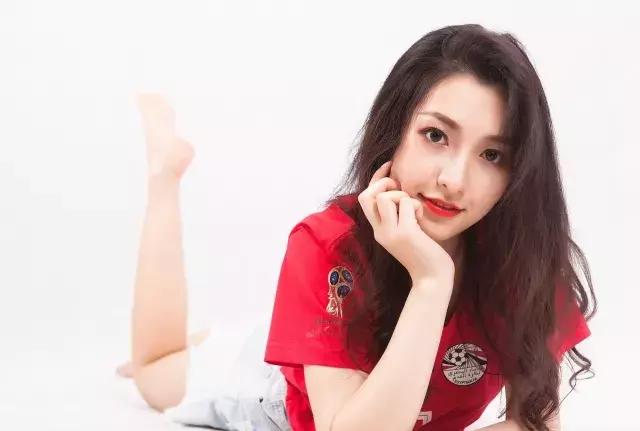 这些空姐都是正宗女球迷